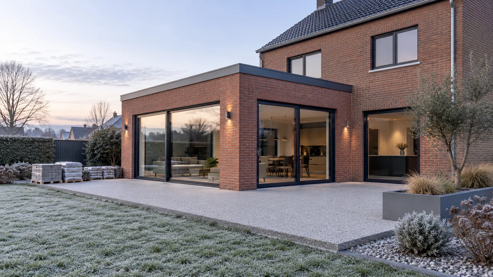 Extension de maison en brique avec baies vitrées en fin de chantier