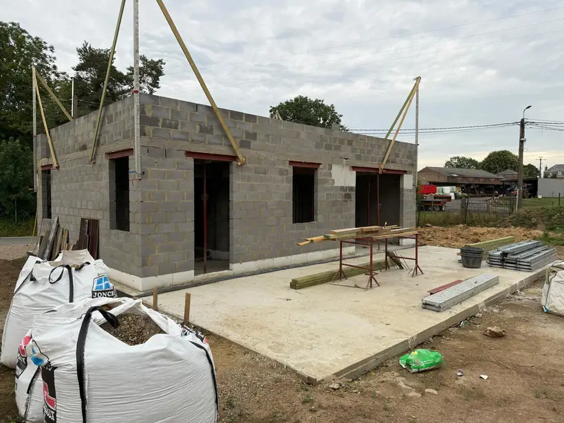 Élévation des murs en blocs béton sur un chantier de gros œuvre R.R Construction